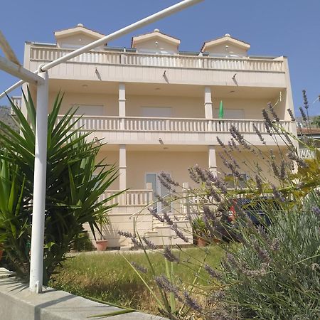 Apartments Ticinovic Omis Bagian luar foto