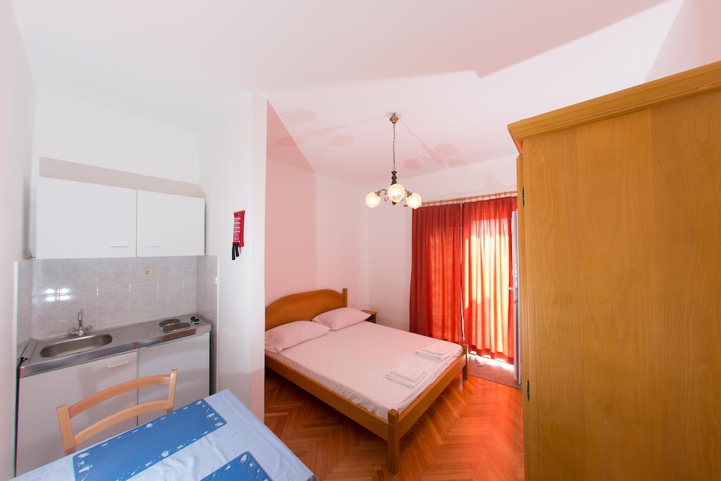 Apartments Ticinovic Omis Ruang foto