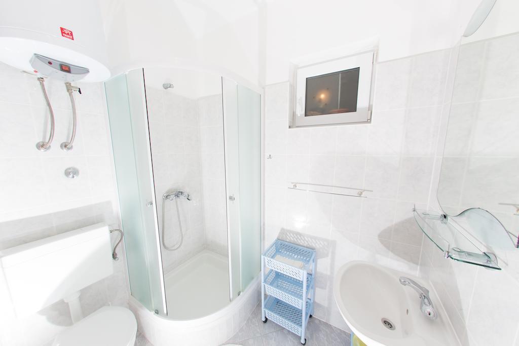 Apartments Ticinovic Omis Ruang foto
